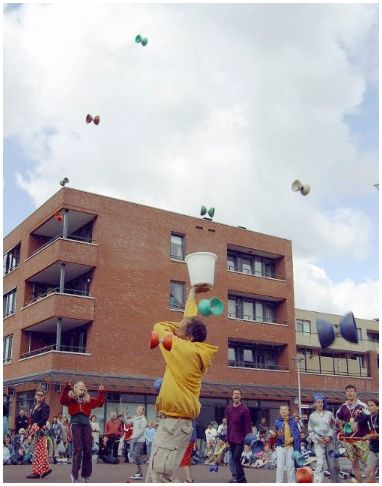 Kiko's kinderboekenweek 2013 jongleer battle - Diabolo's mikken in een bak - kinderboekenweek activiteit programma