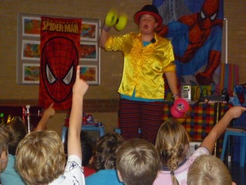 Clown Kiko met de diabolo in Clown Kiko's Jongleer- en goochel show.