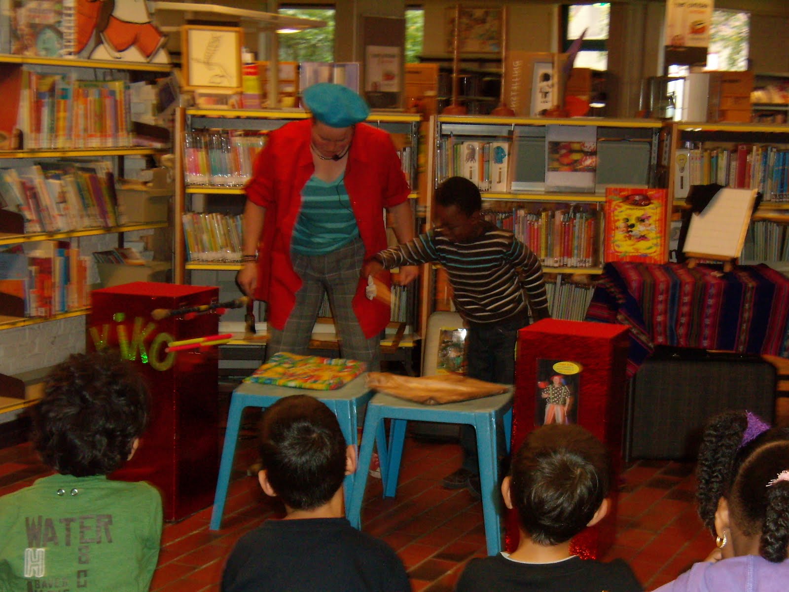 kiko en een van de kinderen uit het publiek houden een magische tekenwedstrijd - kinderboekenweek theater voorstelling 2010 - bibliotheek Tilburg