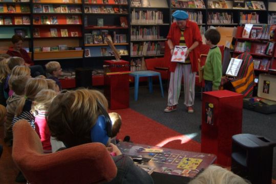 Kindertheater Kiko kindervoorstelling "Kiko's Tekenwedstrijd" - samen goochelen