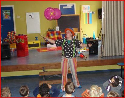 Clown Kiko aan het jongleren met een hele grote diabolo tijdens de kindervoorstelling op de Beatrixschool in Nijkerk