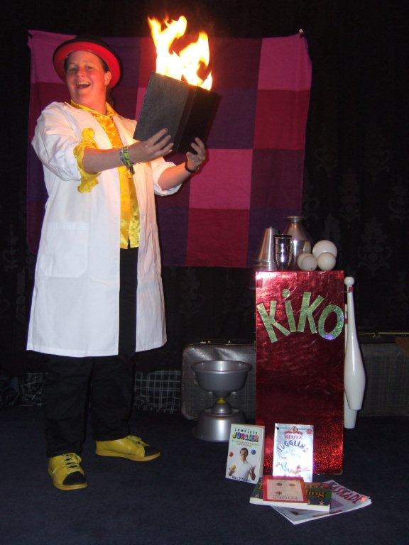 Professor jongleur Kiko in de kinderboekenweek voorstelling 2015 'Professor Kiko ontdekt de zwaartekracht'