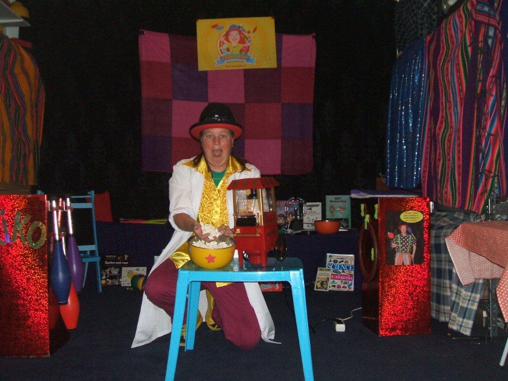 AHa professor jongleur Kiko ontdekt de zwaartekracht. Kindervoorstelling in het thema van de kinderboekenweek 2015 over wetenschap en techniek.