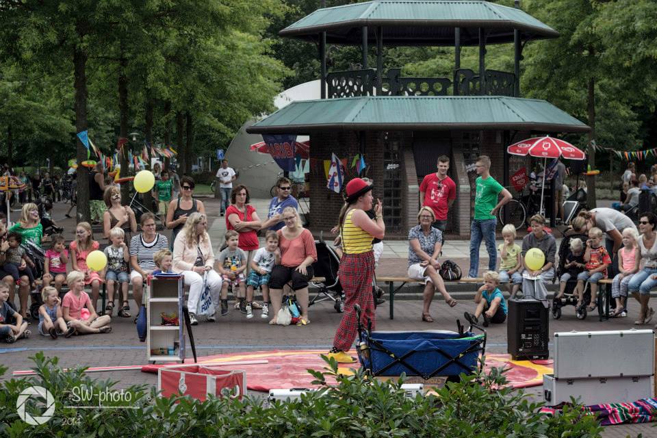 Jongleuk kiko op straattheater festival Op 'e Sjouwer in Joure