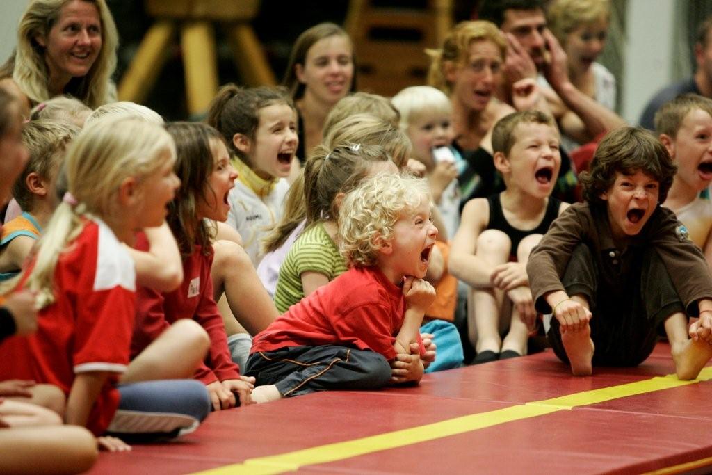 en je uitleven !Lachen - kinderen in het publiek bij Clown Kiko's Jongleer- en Goochelshow - naf bemmel