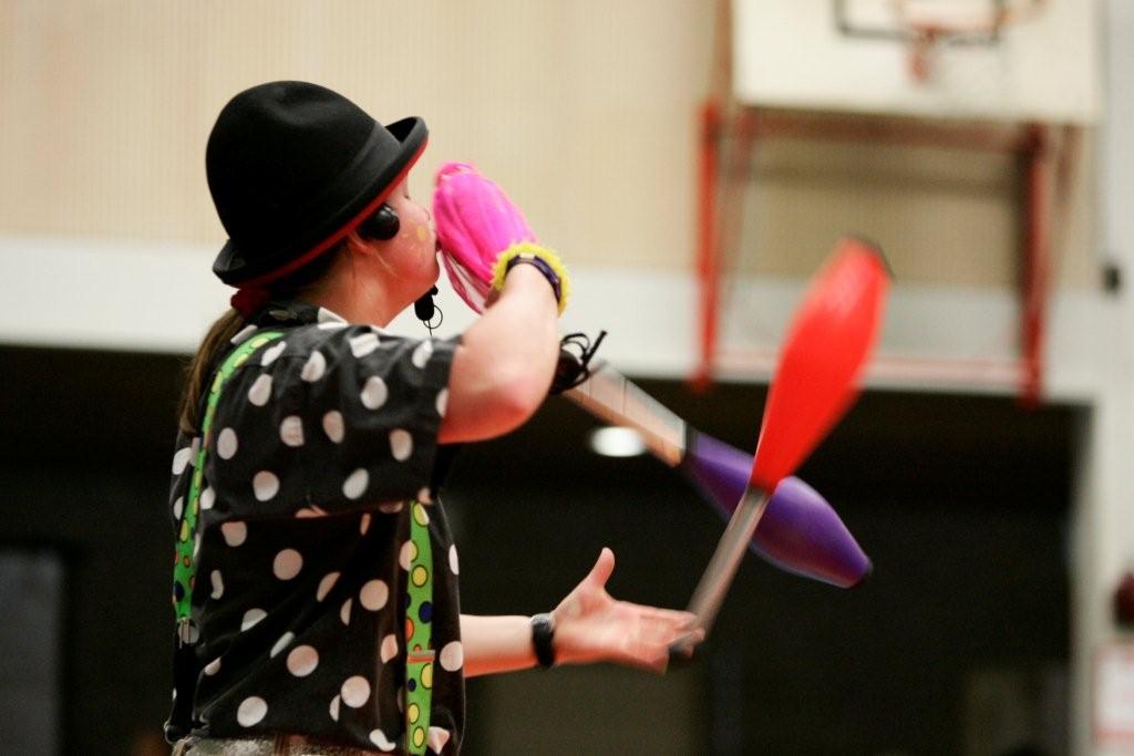 Clown Kiko aan het jongleren met Petronella in de kindershow op het NAF in Bemmel