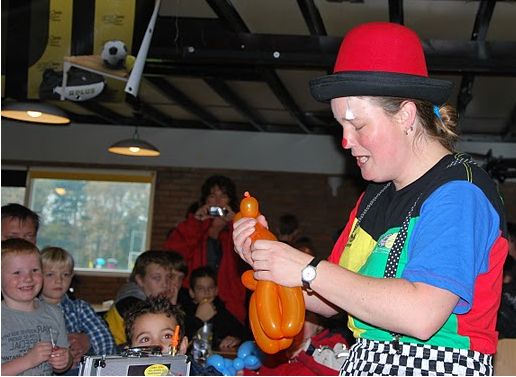 ballonnenclown Kiko aan het ballon modeleren op een feest van e veotbalvereniging in Ermelo