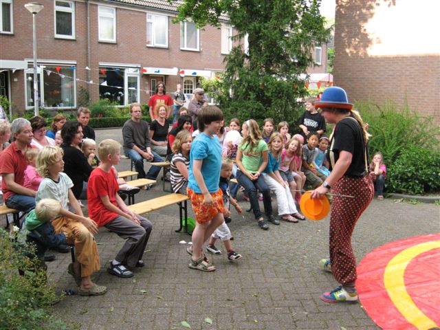 Clown kiko tijdens een buurtfeest / buurtbbq / pleinfeest in wageningen