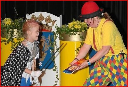 Goochelen met Clown Kiko in de carnavals voorstelling