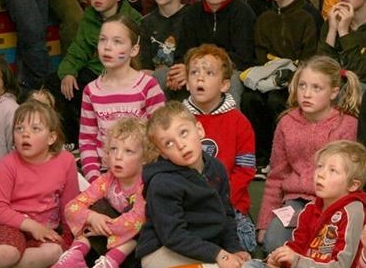 Publiek van Clown Kiko tijdens een voorstelling op koninginnedag in Kerkerdom