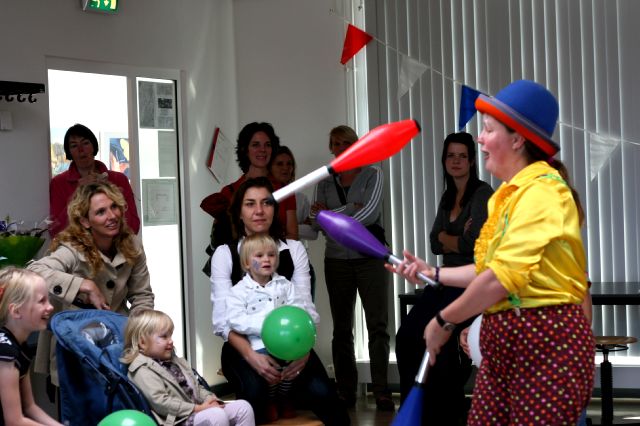 Clown Kiko aan het jongleren - optreden bij de opstap in Nijmegen