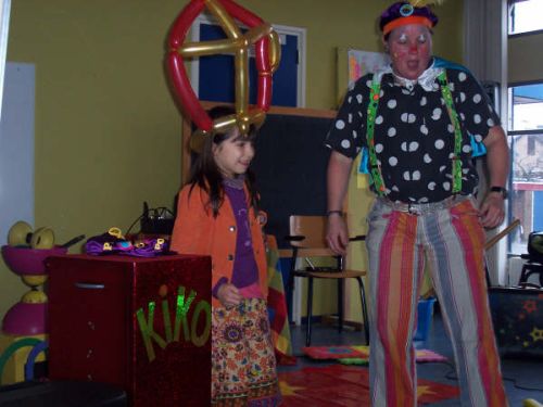 Sinterklaas entertainment tijdens de sinterklaasviering door clown Kiko