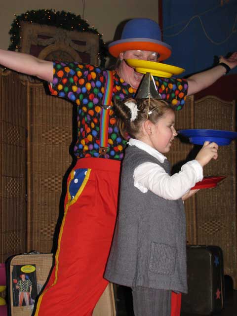 kindervoorstelling met circustheater door Clown Kiko in Westervoort- wow, 3 chinese borden! - 