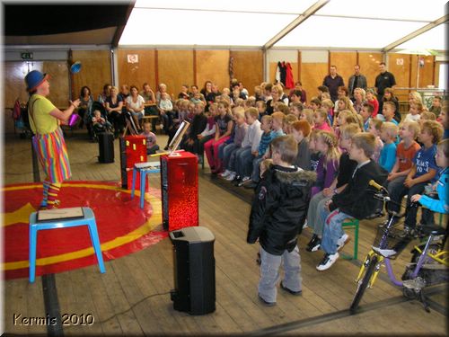 Kindervoorstelling Kiko's tekententoonstelling - herboeking op de kermis in Kilder 2010