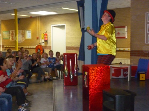 Clown kiko kindervoorstelling op basisschool in Ede