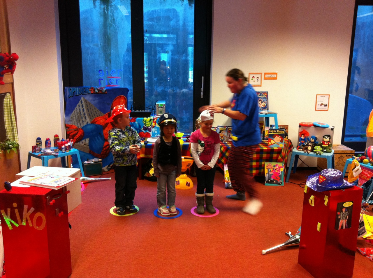 De kinderen op de witte school in arnhem helpen de echte helden uit te beelden als politie, brandweer en dokter - kiko superclown of held op sokken - kinderboekenweek 2011