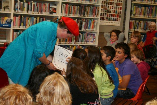 Clown Kiko AKA kunstschilder Kiko in de kinderboekenweek theater voorstelling 2010 in de bibliotheek van Eerbeek