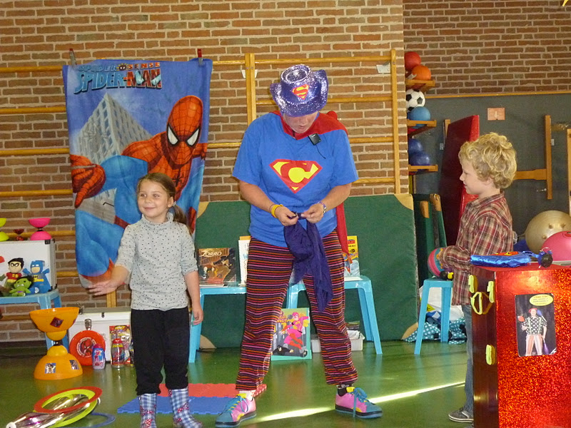 Clown kiko superclown of held op sokken - kinderboekenweek show 2011 in Diemen