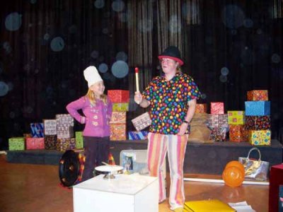 Sinterklaasshow van Clown Kiko - Clown Kiko krijgt hulp bij het pepernoten toveren in Nijmegen Lindenholt 2007