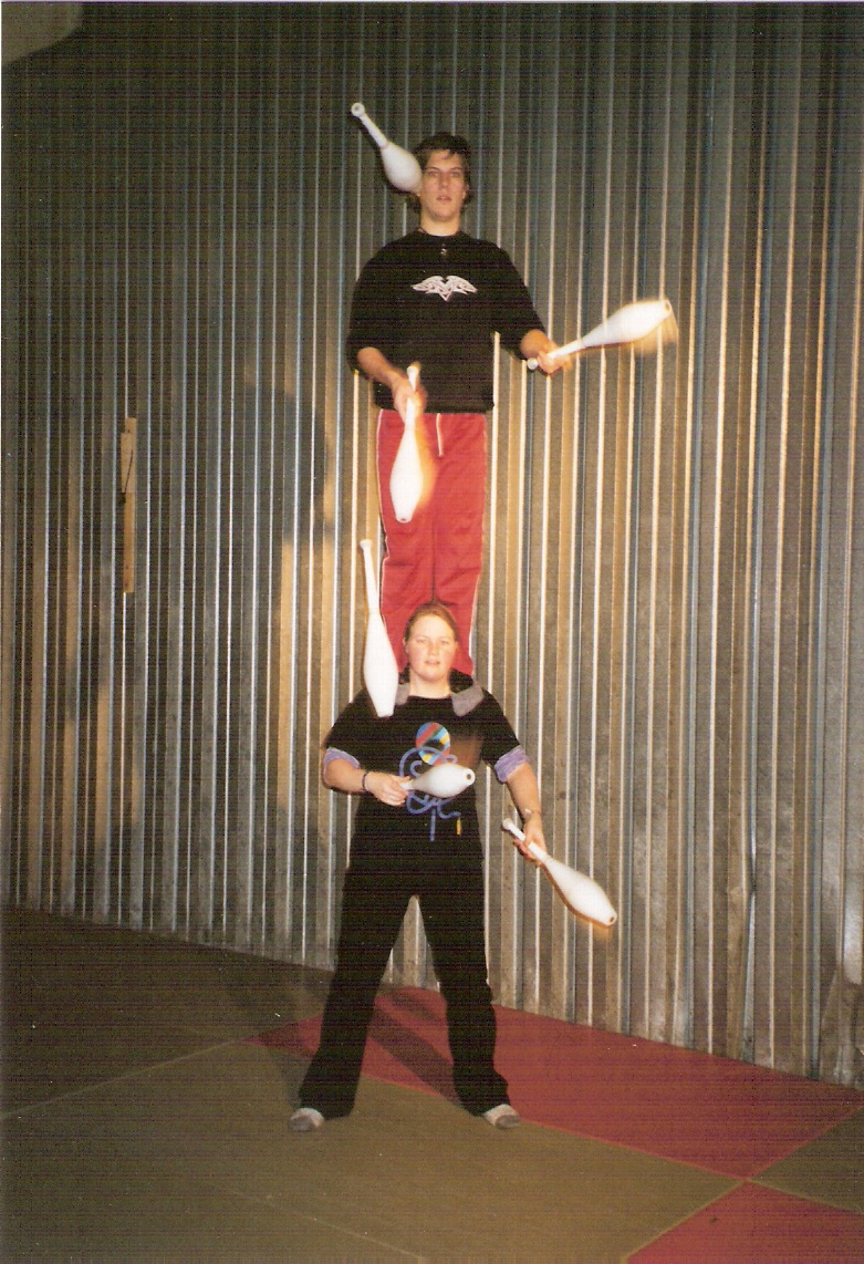 Acrobatiek - De onderste ben ik (kiko) bij workshops voor volwassenen niet als clown :)