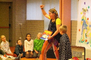 Clown kiko kindertheater voorstelling - Clown Kiko is aan het goochelen voor kinderen in Nijmegen