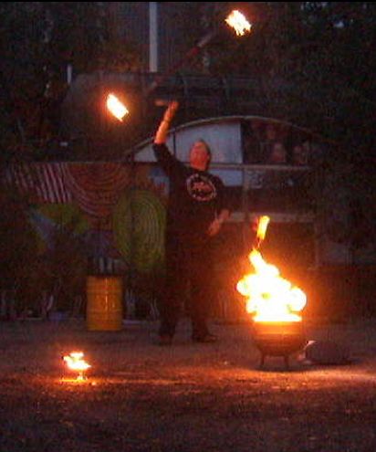 vuurshow Circus Kiko - stokdraaien - fire staff act.