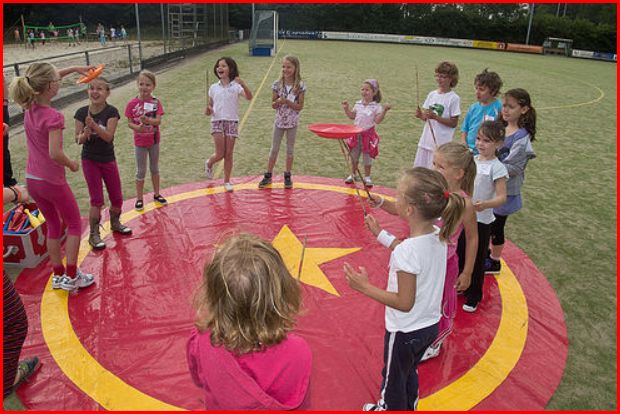 Kiko's kinderboekenweek 2013 jongleer battle - wedstrijd chinese borden doorgeven - kinderboekenweek activiteit programma 2013