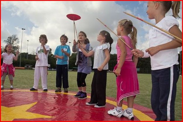 Kiko's kinderboekenweek 2013 jongleer battle - chinese borden doorgeef estafette - Basisschool de wittering in Rosmalen