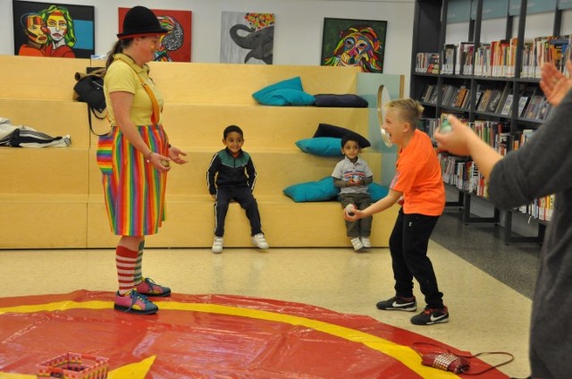 Circus Kiko - Circus Instuif - Open Piste Workshop in de bibliotheek in Naadwijk