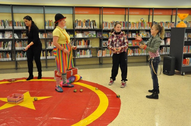 Circus Kiko - Circus Instuif - Open Piste Workshop in de bibliotheek in Naadwijk