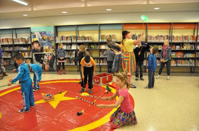 Circus Kiko - Circus Instuif - Open Piste Workshop in de bibliotheek in Naadwijk