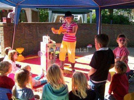 Clown Kiko in Zeist - extra veel oranje en rood-witte-blauwe ballon figuren tijdens koningsdag en 5 mei bevrijdingsdag