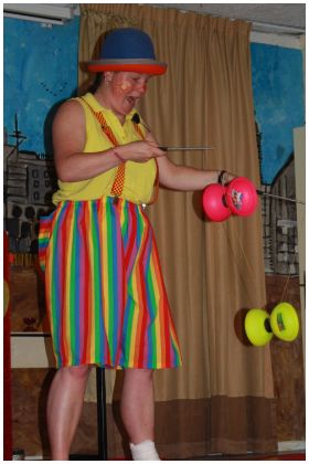 Clown & jongluer Kiko optreden op basisschool - act met 2 diabolo's